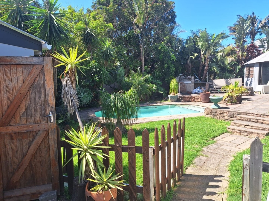 6 Bedroom Property for Sale in Gonubie Eastern Cape